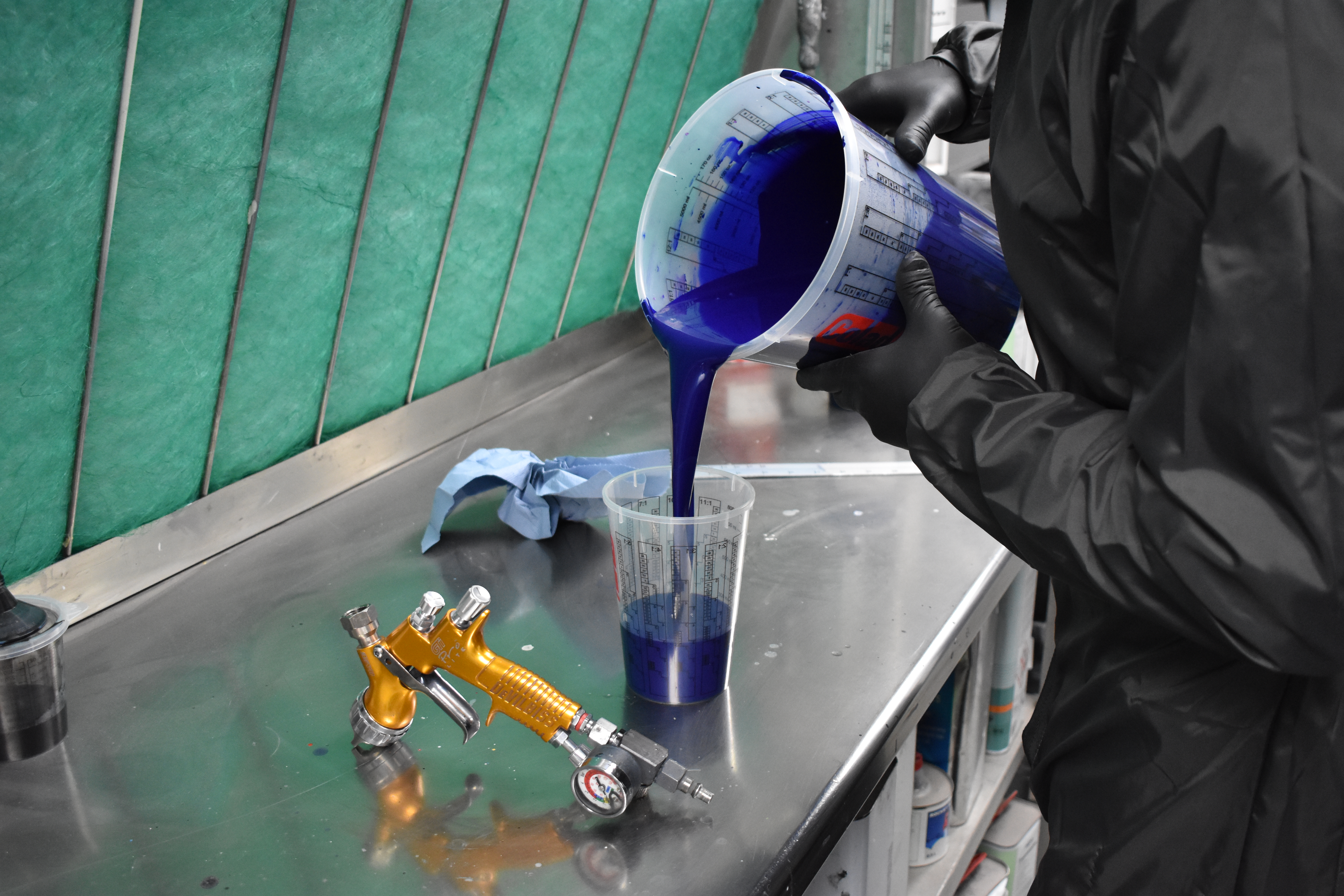 Verf mengen in ons verflabo - Verhulst Repair