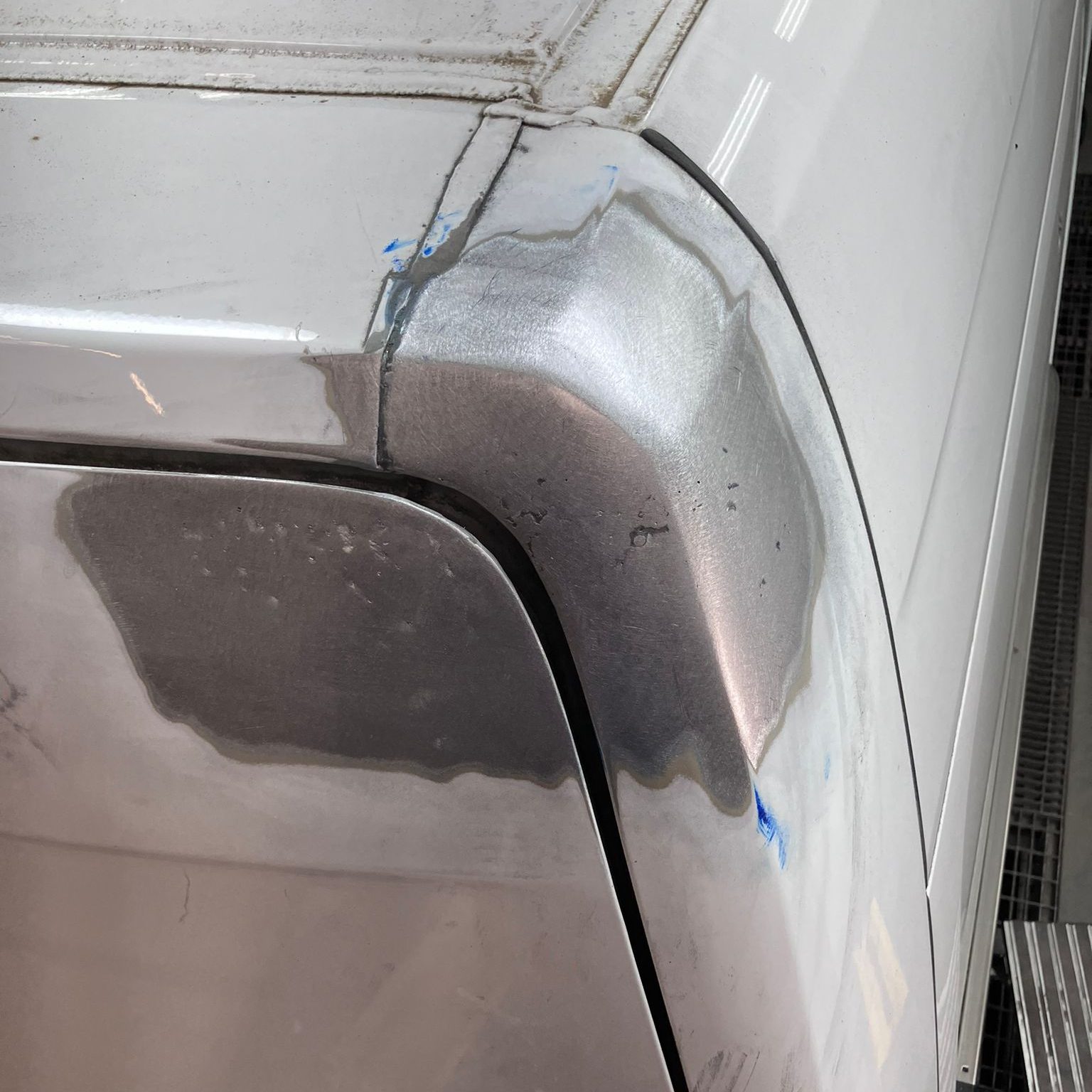 Uitdeuken en herstellen van bestelwagen